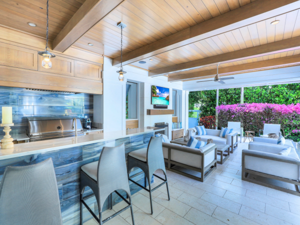 Luxurious Retreat with a Pool in Olde Naples, Steps from the Beach